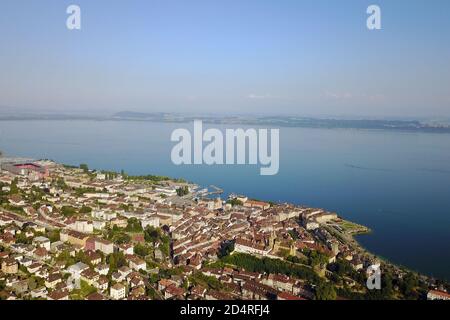Immagine aerea di Neuchatel, Svizzera sul lago Neuchatel. Foto Stock