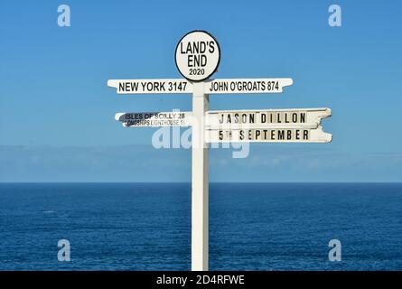 L'iconico cartello di Land's End, un promontorio e complesso turistico nella Cornovaglia occidentale, Inghilterra Foto Stock