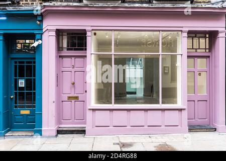 Il negozio di fronte vuoto dipinto di rosa in Carnaby Street, Soho, Londra Foto Stock