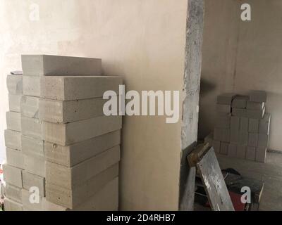 Blocchi di legno di cenere impilati sul pavimento dell'edificio in costruzione sito Foto Stock