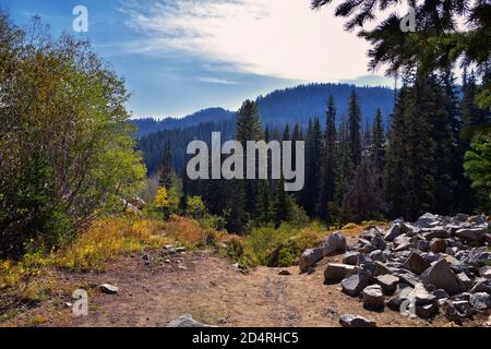 Il lago Mary Martha e il sentiero escursionistico Catherine si affacciano sul Sunset Peak sul Great Western Trail di Brighton, colori autunnali. Montagne Rocciose, Wasatch Foto Stock