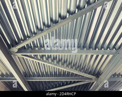 Lamiere e travi profilati in acciaio inox. Strutture metalliche del soffitto Foto Stock