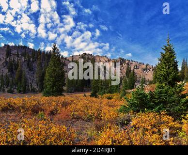 Il lago Mary Martha e il sentiero escursionistico Catherine si affacciano sul Sunset Peak sul Great Western Trail di Brighton, colori autunnali. Montagne Rocciose, Wasatch Foto Stock