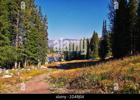 Il lago Mary Martha e il sentiero escursionistico Catherine si affacciano sul Sunset Peak sul Great Western Trail di Brighton, colori autunnali. Montagne Rocciose, Wasatch Foto Stock