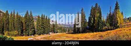 Il lago Mary Martha e il sentiero escursionistico Catherine si affacciano sul Sunset Peak sul Great Western Trail di Brighton, colori autunnali. Montagne Rocciose, Wasatch Foto Stock