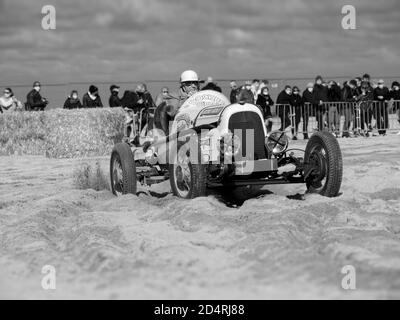 Ouistreham, Francia 26 settembre 2020 Normandy Beach Race seconda edizione di vecchie auto e moto raduni sulla spiaggia, foto in bianco e nero di FORD Foto Stock