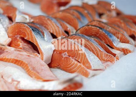 bistecche di salmone fresco sul ghiaccio al mercato del pesce Foto Stock