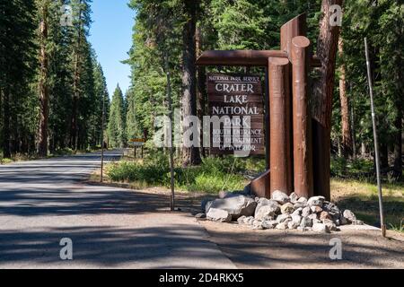 Oregon, USA - 3 agosto 2020: Cartello di benvenuto al Crater Lake National Park, ingresso sud Foto Stock