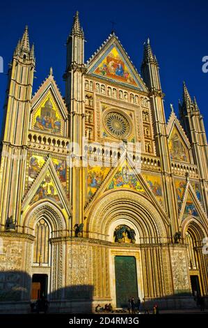 Quattro vedute della magnifica facciata del Duomo di Orvieto al tramonto--1 Orvieto, Umbria, Italia Foto Stock