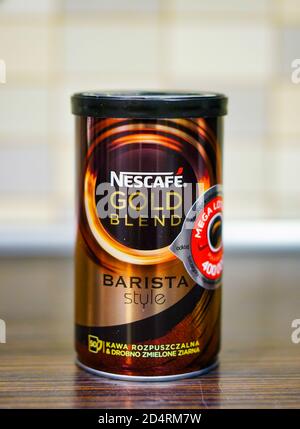 POZNAN, POLONIA - Mar 16, 2016: Caffè istantaneo stile barista in un contenitore Foto Stock