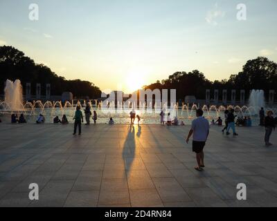 Washington DC / USA - 6 settembre 2016: Il memoriale nazionale della seconda guerra mondiale al tramonto a Washington D.C. Silhouette di persone che girovagano intorno Foto Stock