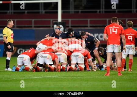 Limerick, Irlanda. 10 Ott 2020. Una mischia durante la partita di rugby Guinness PRO14 tra Munster Rugby e Edinburgh Rugby al Thomond Park di Limerick, Irlanda il 10 ottobre 2020 (Foto di Andrew SURMA/SIPA USA) Credit: Sipa USA/Alamy Live News Foto Stock