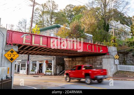 Ellicott City, MD, USA 10/07/2020: Cartello di benvenuto a Ellicott City scritto in grandi lettere maiuscole sul lato del ponte ferroviario B&o all'ingresso o Foto Stock