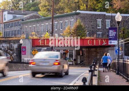 Ellicott City, MD, USA 10/07/2020: Cartello di benvenuto a Ellicott City scritto in grandi lettere maiuscole sul lato del ponte ferroviario B&o all'ingresso o Foto Stock