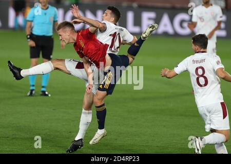 Madrid, Spagna. 10 Ott 2020. La spagnola Dani Olmo (fronte) viena con la svizzera Granit Xhaka durante la partita di calcio della UEFA Nations League tra Spagna e Svizzera a Madrid, Spagna, 10 ottobre 2020. Credit: Edward F. Peters/Xinhua/Alamy Live News Foto Stock