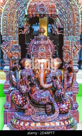Una statua in legno intagliata intricately del Signore Ganesha. Foto Stock