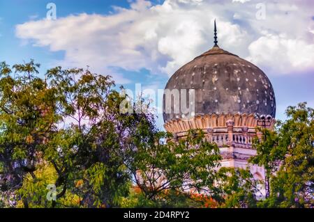 Un albero May-flower/Gulmohar (regione di Delonix) vicino al mausoleo di Hayat Bakshi Begum nel complesso della Tomba Qutb Shah a Hyderabad, India. Foto Stock