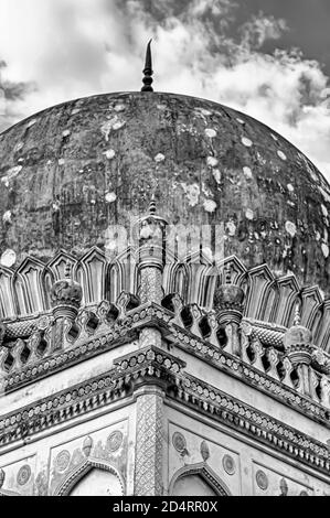 Un'immagine B&W della base della cupola del mausoleo di Hayat Bakshi Begum nel complesso delle Tombe Qutb Shahi situato a Ibrahim Bagh in Hyderabad. Foto Stock