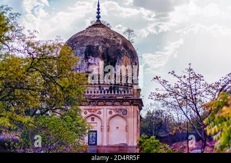 Il mausoleo di Hayat Bakshi Begum nel complesso delle Tombe Qutb Shahi situato a Ibrahim Bagh a Hyderabad, India. Foto Stock