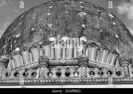 Un'immagine B&W della base della cupola del mausoleo di Hayat Bakshi Begum nel complesso delle Tombe Qutb Shahi situato a Ibrahim Bagh in Hyderabad. Foto Stock