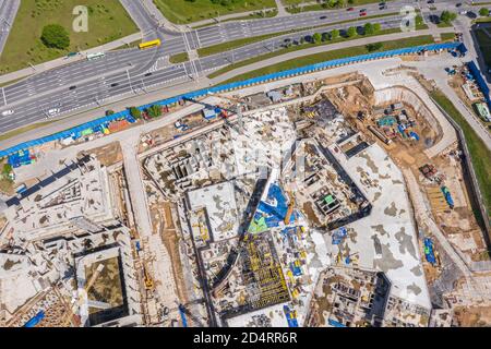 immagine aerea di un grande edificio commerciale in fase iniziale di costruzione. edifici moderni in costruzione Foto Stock