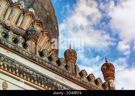 Stucco lavoro alla base della cupola del mausoleo di Hayat Bakshi Begum nel complesso Qutb Shahi Tombe situato a Ibrahim Bagh in Hyderabad. Foto Stock