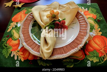 Tavola autunnale con piatto, tovagliolo e placemat Foto Stock