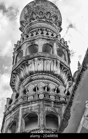 Un'immagine in bianco e nero di un minareto della Grande Moschea nel complesso delle Tombe Qutb Shahi situato a Ibrahim Bagh a Hyderabad, India. Foto Stock