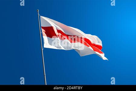 Bandiera nazionale bielorussa bianco-rosso-bianco. Nuovo simbolo delle proteste pacifiche della Bielorussia contro il dittatore Lukashenko. Ondulato su sfondo blu del cielo. Foto Stock