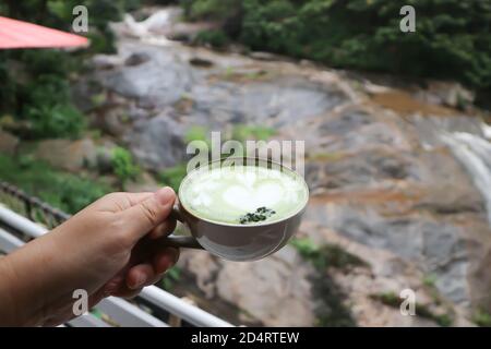 tè verde latte, tè verde macha per servire Foto Stock