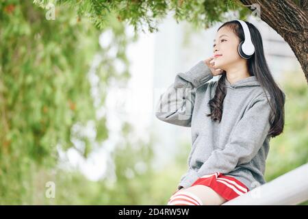 Ragazza che passa il tempo nel parco Foto Stock