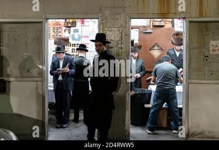 New York, NY - 10 ottobre 2020: Il popolo ebreo ortodosso celebra Simchat Torah in mezzo a crescenti casi COVID-19 nel loro quartiere a Borough Park Foto Stock