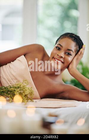 Donna afroamericana che passa il tempo nel salone termale Foto Stock