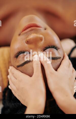 Donna getting trattamento viso Foto Stock