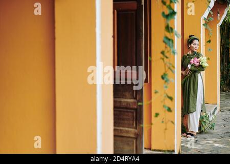 Donna in bel vestito tradizionale Foto Stock