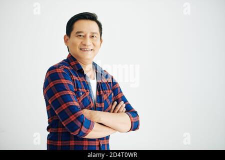 Uomo vietnamita di età indovinello in camicia plaid Foto Stock