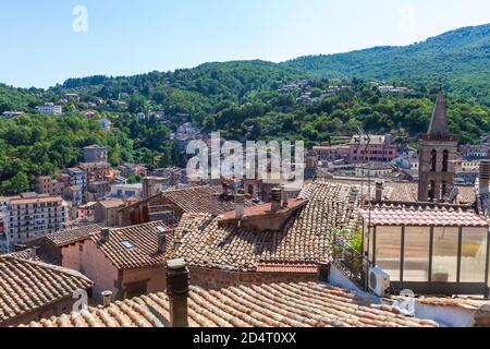 Soriano nel Cimino, vista aerea della città e dei suoi tetti in tegole. Comune in provincia di Viterbo, Lazio, Italia centrale. Collina verde nel dist Foto Stock