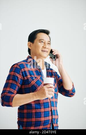 Uomo vietnamita che parla al telefono Foto Stock