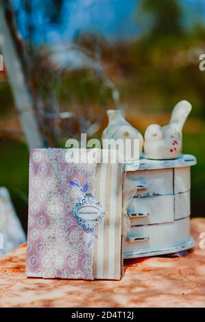 Album di scrapbooking personalizzato per i ricordi. Stile ed elementi vintage. Foto Stock