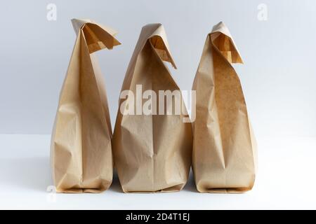 Somministrazione senza contatto durante l'influenza pandemica. Prodotti confezionati. Pacchetti alimentari per donazioni.su sfondo bianco.Shop online. Quarantena di coronavirus Foto Stock