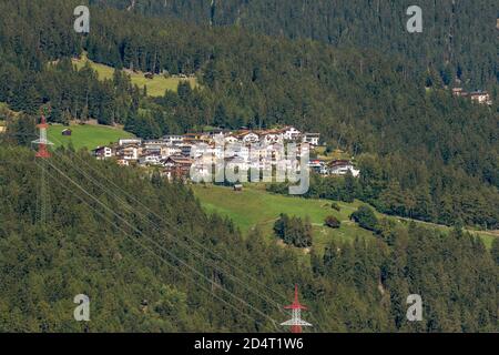 Vista panoramica di Falpaus, Kaunerberg, Tirolo, Austria, in una giornata di sole Foto Stock