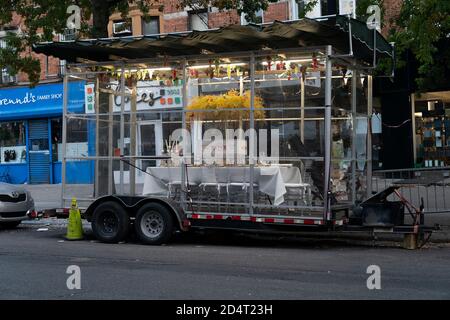 New York, Stati Uniti. 10 Ott 2020. Il popolo ebreo ortodosso celebra Simchat Torah tra i crescenti casi COVID-19 nel loro quartiere di Borough Park. Mobile sukkah sponsorizzato da aziende locali visto sul 13 ° viale. (Foto di Lev Radin/Pacific Press) Credit: Pacific Press Media Production Corp./Alamy Live News Foto Stock