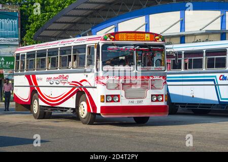 HIKKADUWA, SRI LANKA - 20 FEBBRAIO 2020: Bus navetta Hikkaduwa-Colombo di fronte alla stazione degli autobus Foto Stock