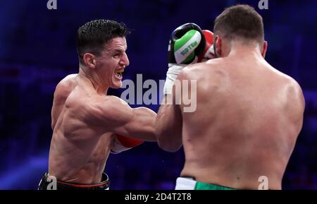 Magdeburgo, Germania. 10 Ott 2020. Boxing: Campionato del mondo lotta tra D. Bösel e R. Krasniqi, campionato mondiale IBO e campionato mondiale WBA Interim in peso leggero. Robin Krasniqi (l) pugilato contro Dominic Bösel. Krasniqi è il nuovo campione del mondo dei pesi massimi leggeri, grazie ad una sorprendente vittoria di knockout contro Bösel. Credit: Ronny Hartmann/dpa-Zentralbild/dpa/Alamy Live News Foto Stock