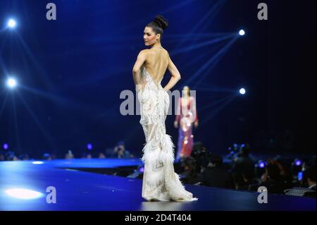 Bangkok, Thailandia. 10 Ott 2020. I partecipanti partecipano alla finale di Miss Universe Thailandia 2020 a Bangkok, Thailandia, 10 ottobre 2020. Credit: Rachen Sageamsak/Xinhua/Alamy Live News Foto Stock