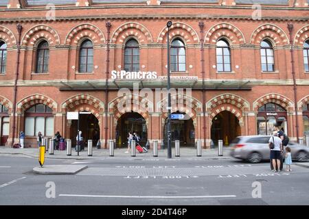 St Pancras International Station, vista esterna della strada con People, Londra, Regno Unito Foto Stock