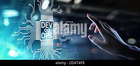 Sviluppo Agile e concetto di ottimizzazione DevOps su schermo virtuale Foto Stock