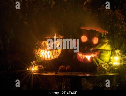 Halloween, una zucca ardente con una faccia spaventosa su uno sfondo scuro. Il fumo grigio esce, tempo di Halloween. La caduta Foto Stock