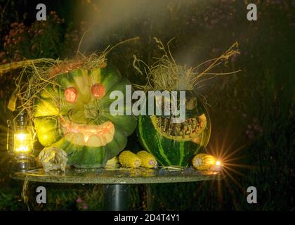 Halloween, una zucca ardente con una faccia spaventosa su uno sfondo scuro. Il fumo grigio esce, tempo di Halloween. La caduta Foto Stock