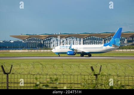 ST. PETERSBURG, RUSSIA - 08 AGOSTO 2020: Boeing 737-8МК (VP-BQM) aeromobili di Pobeda Airlines sullo sfondo del nuovo edificio del terminal. Pul Foto Stock